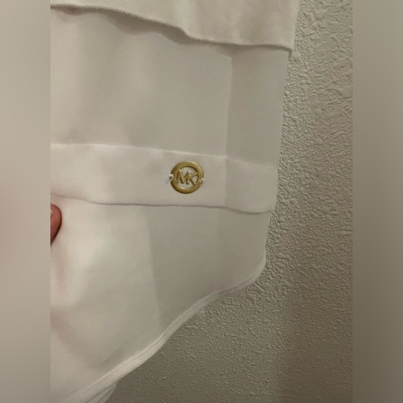 Michael Kors Women's M White Sleeveless Shell Top Blouse Gold Tone MK Logo - Picture 2 of 6